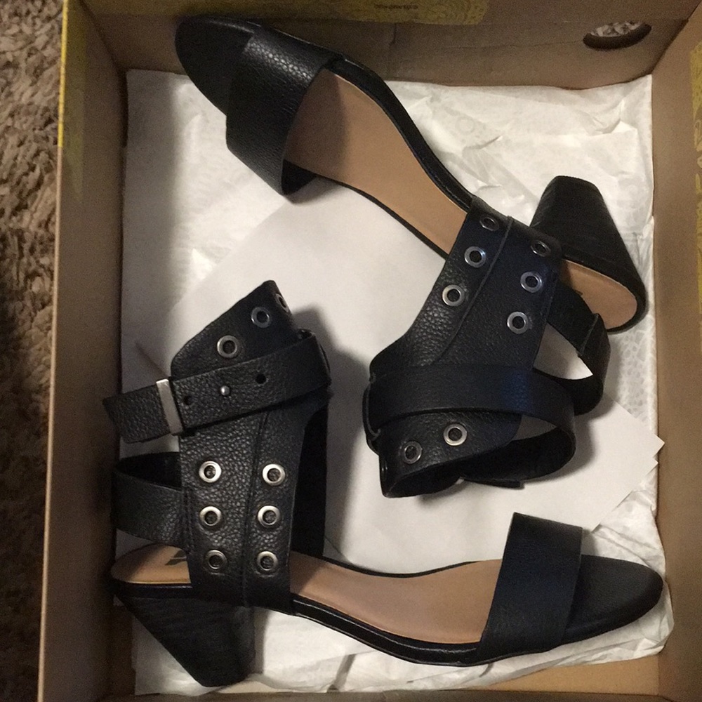 Black heeled dress shoes